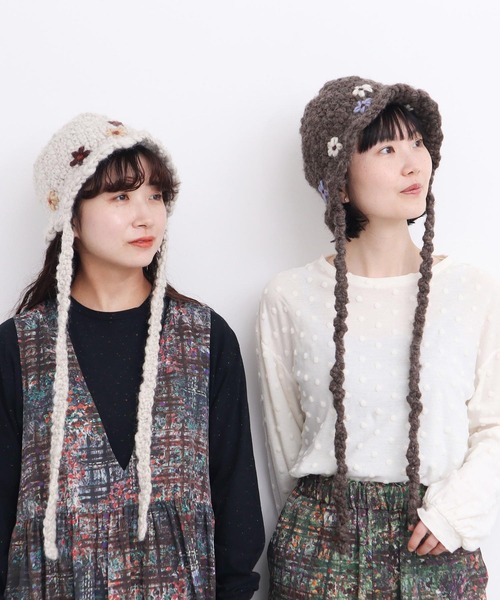 l'atelier du savon（アトリエドサボン）の「ちいさな花のハンドニットハット（ニットキャップ/ビーニー・レディース・オフホワイト/ブラウン・FREE）」の6枚目の写真
