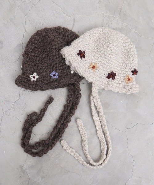 l'atelier du savon（アトリエドサボン）の「ちいさな花のハンドニットハット（ニットキャップ/ビーニー・レディース・オフホワイト/ブラウン・FREE）」の3枚目の写真