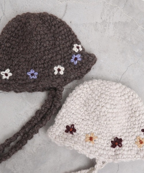 l'atelier du savon（アトリエドサボン）の「ちいさな花のハンドニットハット（ニットキャップ/ビーニー・レディース・オフホワイト/ブラウン・FREE）」の4枚目の写真