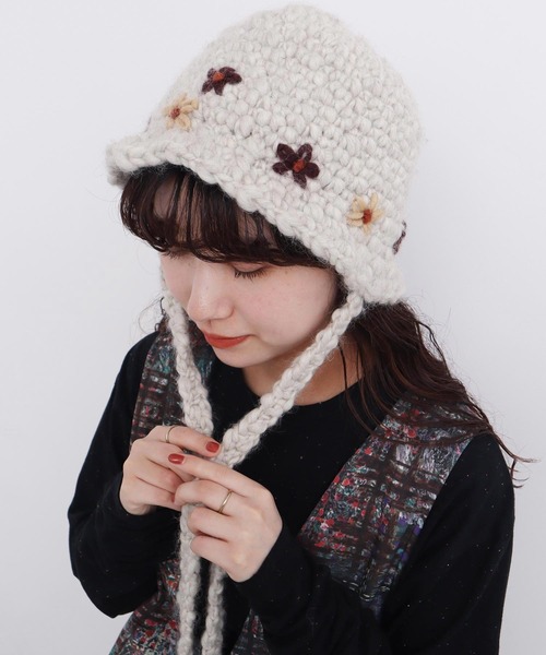 l'atelier du savon（アトリエドサボン）の「ちいさな花のハンドニットハット（ニットキャップ/ビーニー・レディース・オフホワイト/ブラウン・FREE）」の7枚目の写真