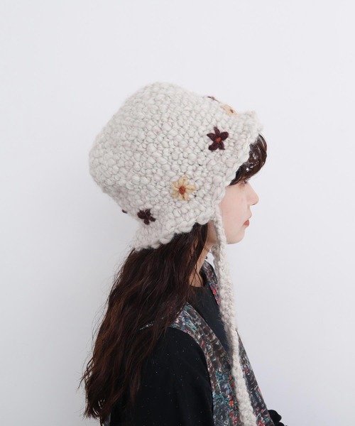 l'atelier du savon（アトリエドサボン）の「ちいさな花のハンドニットハット（ニットキャップ/ビーニー・レディース・オフホワイト/ブラウン・FREE）」の8枚目の写真
