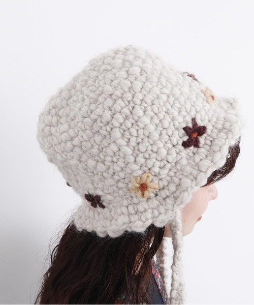l'atelier du savon（アトリエドサボン）の「ちいさな花のハンドニットハット（ニットキャップ/ビーニー・レディース・オフホワイト/ブラウン・FREE）」の9枚目の写真