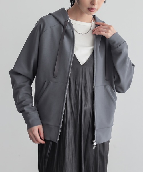 for/c(フォーシー)の「ダンボールふくらみシルエットパーカー【サスティナブル】(パーカー・レディース・アイボリー/ブラック/チャコール・M/L)」の3枚目の写真