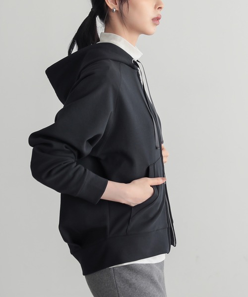 for/c(フォーシー)の「ダンボールふくらみシルエットパーカー【サスティナブル】(パーカー・レディース・アイボリー/ブラック/チャコール・M/L)」の2枚目の写真