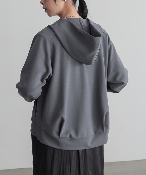 for/c(フォーシー)の「ダンボールふくらみシルエットパーカー【サスティナブル】(パーカー・レディース・アイボリー/ブラック/チャコール・M/L)」の14枚目の写真