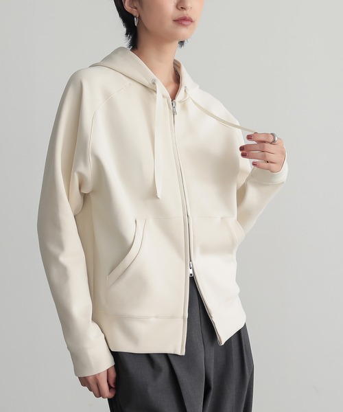for/c(フォーシー)の「ダンボールふくらみシルエットパーカー【サスティナブル】(パーカー・レディース・アイボリー/ブラック/チャコール・M/L)」の19枚目の写真