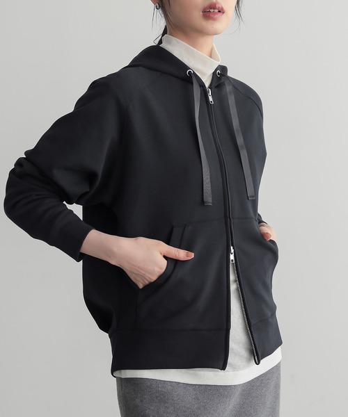 for/c(フォーシー)の「ダンボールふくらみシルエットパーカー【サスティナブル】(パーカー・レディース・アイボリー/ブラック/チャコール・M/L)」の6枚目の写真