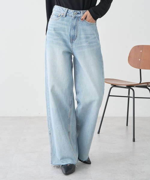 earth music&ecology（アースミュージックアンドエコロジー）の「セルフカットワイドデニムパンツ（デニムパンツ・レディース・ライトインディゴブルー/インディゴブルー・S/M/L）」の7枚目の写真