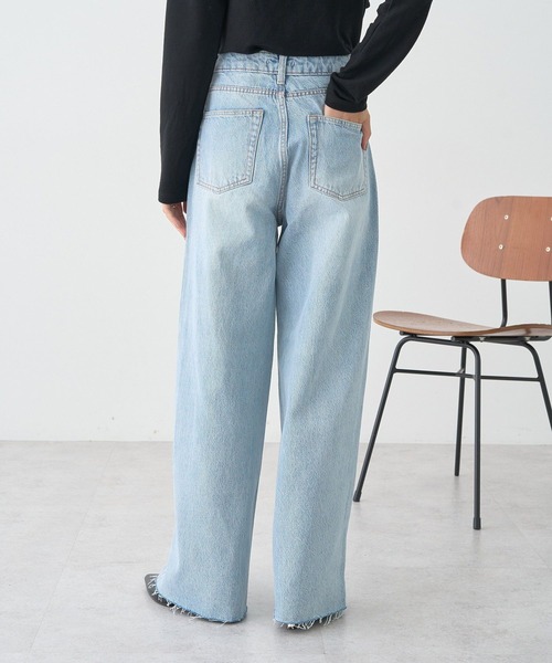 earth music&ecology（アースミュージックアンドエコロジー）の「セルフカットワイドデニムパンツ（デニムパンツ・レディース・ライトインディゴブルー/インディゴブルー・S/M/L）」の10枚目の写真