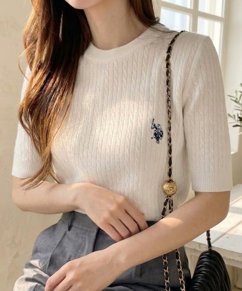 U.S. POLO ASSN.(ユーエスポロアッスン)の「【U.S. POLO ASSN.】クルーネック ケーブル ニット(ニット/セーター・レディース・ピンク/サックスブルー/ホワイト/ホワイト×ネイビー/ブラック×ホワイト/イエロー・M/L)」の1枚目の写真
