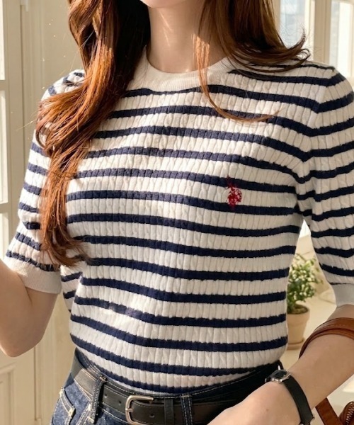 U.S. POLO ASSN.(ユーエスポロアッスン)の「【U.S. POLO ASSN.】クルーネック ケーブル ニット(ニット/セーター・レディース・ピンク/サックスブルー/ホワイト/ホワイト×ネイビー/ブラック×ホワイト/イエロー・M/L)」の2枚目の写真