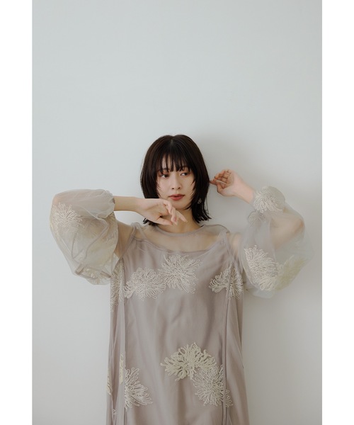 niana（ニアナ）の「フラワー刺繍ティアードフリルドレス Aライン マタニティ結婚式 二次会 パーティー オケージョンドレス お呼ばれワンピース（ドレス・レディース・グレー/オレンジ/イエロー/グレイッシュベージュ・M/S/L）」の6枚目の写真