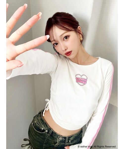 RESEXXY（リゼクシー）の「【Esther Bunny × RESEXXY】サイドギャザークロップドトップス（Tシャツ/カットソー・レディース・ホワイト/チャコールグレー・FREE）」の4枚目の写真