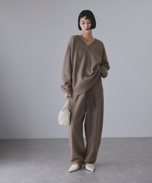 ADAM ET ROPE'（アダムエロペ）の「LINEAPIU ヤクMIX Vネックプルオーバー（ニット/セーター・レディース・ベージュ/チャコールグレー・FREE）」の3枚目の写真