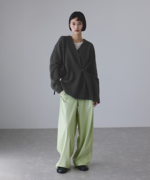 ADAM ET ROPE'（アダムエロペ）の「LINEAPIU ヤクMIX Vネックプルオーバー（ニット/セーター・レディース・ベージュ/チャコールグレー・FREE）」の4枚目の写真