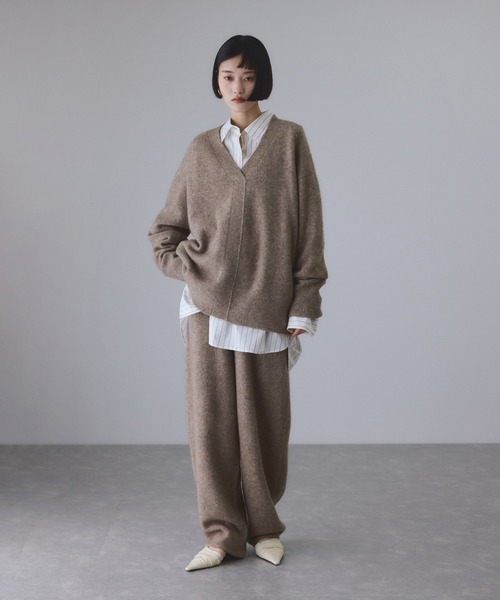 ADAM ET ROPE'（アダムエロペ）の「LINEAPIU ヤクMIX Vネックプルオーバー（ニット/セーター・レディース・ベージュ/チャコールグレー・FREE）」の6枚目の写真