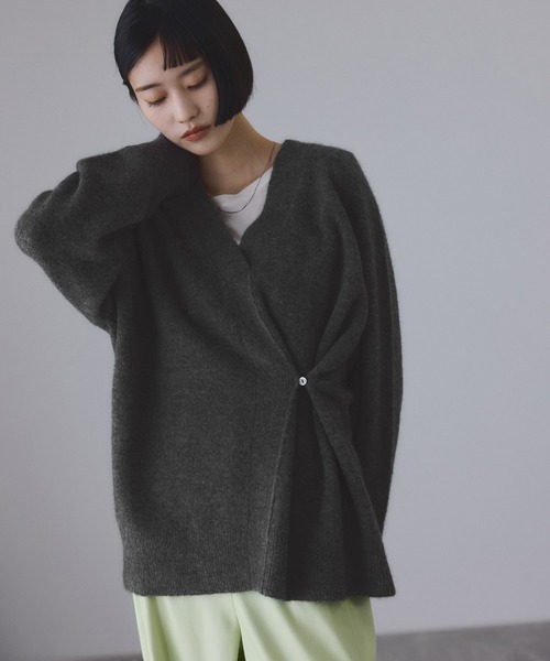 ADAM ET ROPE'（アダムエロペ）の「LINEAPIU ヤクMIX Vネックプルオーバー（ニット/セーター・レディース・ベージュ/チャコールグレー・FREE）」の10枚目の写真