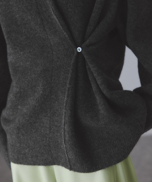 ADAM ET ROPE'（アダムエロペ）の「LINEAPIU ヤクMIX Vネックプルオーバー（ニット/セーター・レディース・ベージュ/チャコールグレー・FREE）」の11枚目の写真