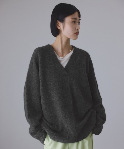 ADAM ET ROPE'（アダムエロペ）の「LINEAPIU ヤクMIX Vネックプルオーバー（ニット/セーター・レディース・ベージュ/チャコールグレー・FREE）」の12枚目の写真