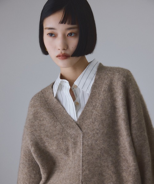 ADAM ET ROPE'（アダムエロペ）の「LINEAPIU ヤクMIX Vネックプルオーバー（ニット/セーター・レディース・ベージュ/チャコールグレー・FREE）」の15枚目の写真