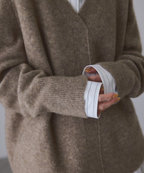 ADAM ET ROPE'（アダムエロペ）の「LINEAPIU ヤクMIX Vネックプルオーバー（ニット/セーター・レディース・ベージュ/チャコールグレー・FREE）」の16枚目の写真