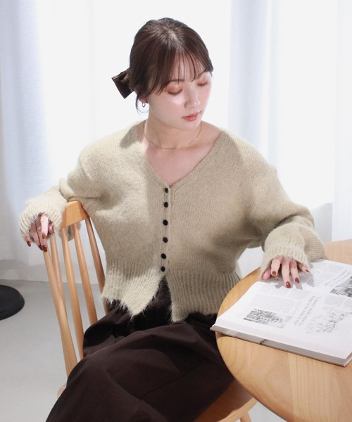 Reurie'(レウリィ)の「ボタンニットカーディガン / 起毛 ふわふわニット バイカラー 配色 ベーシック カジュアル オフィスカジュアル Vネック(カーディガン/ボレロ・レディース・ベージュ/ホワイト/グレー・FREE)」の1枚目の写真