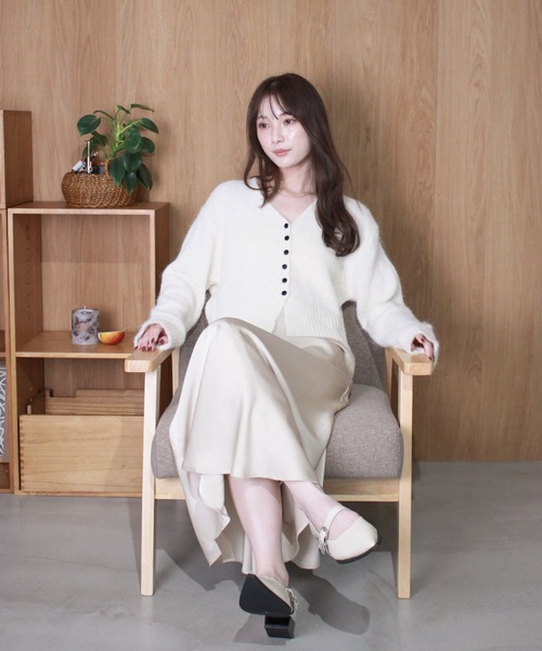 Reurie'(レウリィ)の「ボタンニットカーディガン / 起毛 ふわふわニット バイカラー 配色 ベーシック カジュアル オフィスカジュアル Vネック(カーディガン/ボレロ・レディース・ベージュ/ホワイト/グレー・FREE)」の5枚目の写真