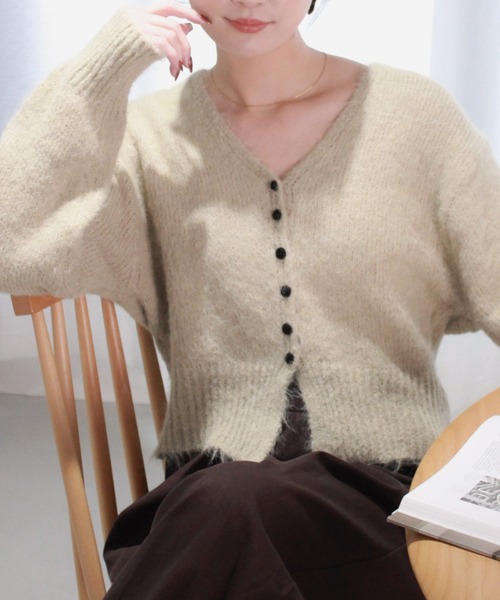Reurie'(レウリィ)の「ボタンニットカーディガン / 起毛 ふわふわニット バイカラー 配色 ベーシック カジュアル オフィスカジュアル Vネック(カーディガン/ボレロ・レディース・ベージュ/ホワイト/グレー・FREE)」の6枚目の写真