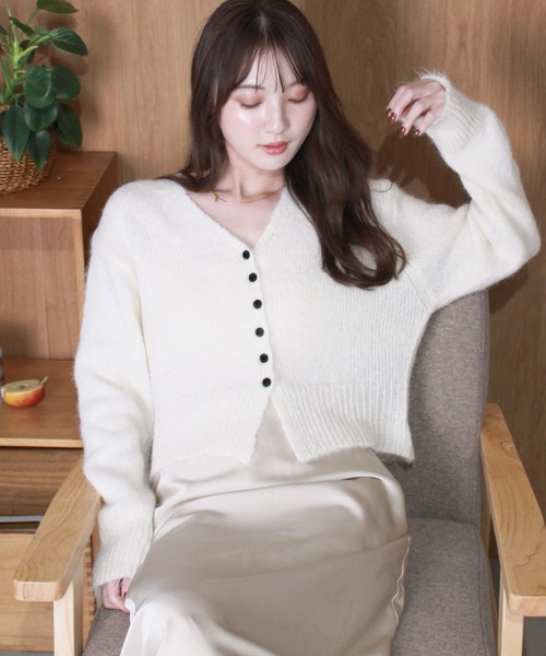 Reurie'(レウリィ)の「ボタンニットカーディガン / 起毛 ふわふわニット バイカラー 配色 ベーシック カジュアル オフィスカジュアル Vネック(カーディガン/ボレロ・レディース・ベージュ/ホワイト/グレー・FREE)」の14枚目の写真