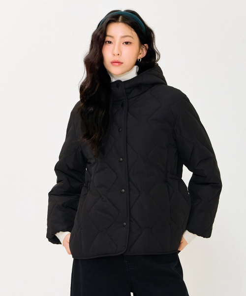 CHASECULT(チェイスカルト)の「女性 フードパーカー キルティング ジャンパー-ブラック(その他アウター・レディース・ブラック・90/85)」の1枚目の写真