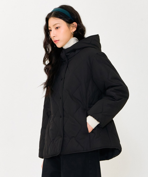 CHASECULT(チェイスカルト)の「女性 フードパーカー キルティング ジャンパー-ブラック(その他アウター・レディース・ブラック・90/85)」の2枚目の写真