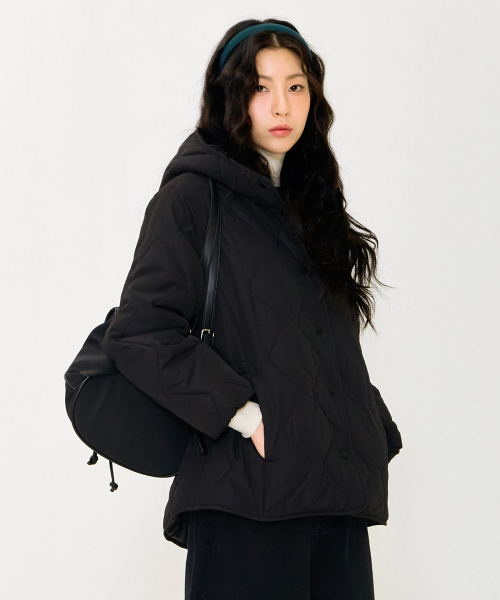 CHASECULT(チェイスカルト)の「女性 フードパーカー キルティング ジャンパー-ブラック(その他アウター・レディース・ブラック・90/85)」の5枚目の写真