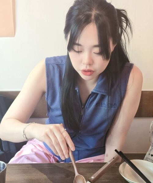 PRENDA（プレンダ）の「PDC LOGO COLLAR PIGMENT VEST PALE BLUE（ベスト・レディース・その他・FREE）」の2枚目の写真