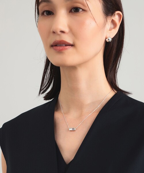 Demi-Luxe BEAMS（デミルクス ビームス）の「FIBULA / ラブラドライト×ホワイトパール×クリスタル ネックレス（ネックレス・レディース・シルバー・ONE SIZE）」の2枚目の写真