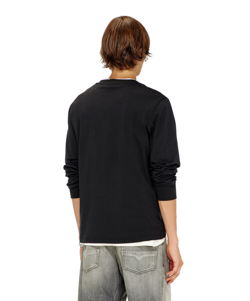 DIESEL(ディーゼル)の「メンズ 長袖Tシャツ T-MIEGOR-LS-MET(Tシャツ/カットソー・メンズ・ホワイト/ブラック・XXX-LARGE/MEDIUM/X-LARGE/X-SMALL/XX-LARGE/SMALL/LARGE)」の4枚目の写真