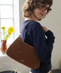 HEEARI（ヒアリー）の「Leaf Classic Suede Shoulder Bag_Camel（メッセンジャーバッグ）」