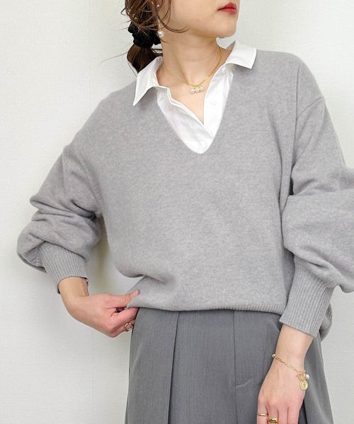 PICCIN(ピッチン)の「ソフトウール100%ディープVネックニット(ニット/セーター・レディース・グレー/ブルー/アイボリー・M)」の2枚目の写真