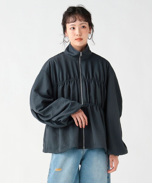 BEAMS HEART（ビームスハート）の「ドロスト ギャザー ジップ ブルゾン（ブルゾン・レディース・チャコールグレー/ホワイト系その他5・FREE）」の2枚目の写真