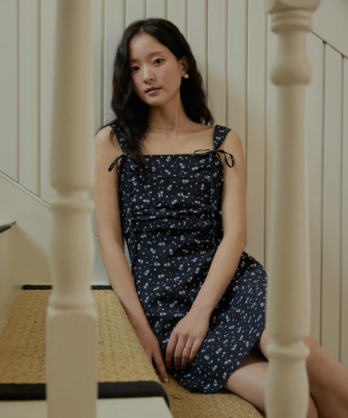 ADAUL（アダウル）の「Flower pattern shirring mini dress - navy（ワンピース・レディース・ネイビー・SMALL/MEDIUM）」の2枚目の写真
