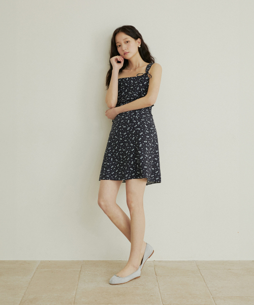 ADAUL（アダウル）の「Flower pattern shirring mini dress - navy（ワンピース・レディース・ネイビー・SMALL/MEDIUM）」の3枚目の写真