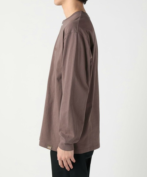 Dickies(ディッキーズ)の「Dickies/ディッキーズ ヘンリーネック エンブレムTシャツ/半袖Tシャツ(Tシャツ/カットソー・メンズ・ダークブラウン/ホワイト/ブラック・X-LARGE/LARGE/MEDIUM)」の4枚目の写真
