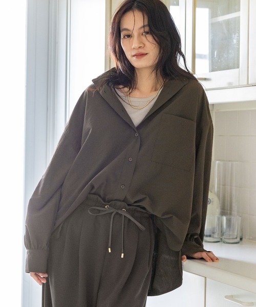 Elura（エルーラ）の「アイロンいらずレギュラーシャツ/634737（シャツ/ブラウス・レディース・ダークブラウン/オフホワイト/ブラウン/ライトブルー/ライトピンク/キャメル・FREE）」の3枚目の写真