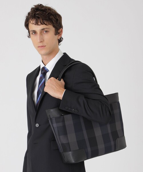 BLACK LABEL CRESTBRIDGE（ブラックレーベル・クレストブリッジ）の「【一部店舗限定】トーナルクレストブリッジチェックトートバッグ（トートバッグ・メンズ・ネイビー・FREE）」の2枚目の写真