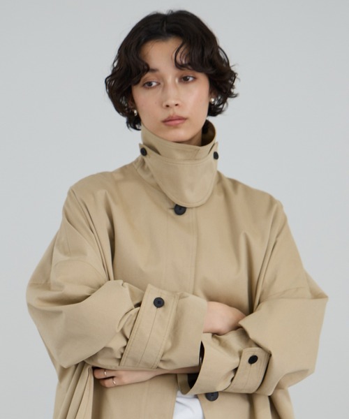 SALON adam et rope'（サロン アダム エ ロペ）の「tacca テントシルエットステンカラーコート（ステンカラーコート・レディース・ベージュ/チャコールグレー・FREE）」の4枚目の写真