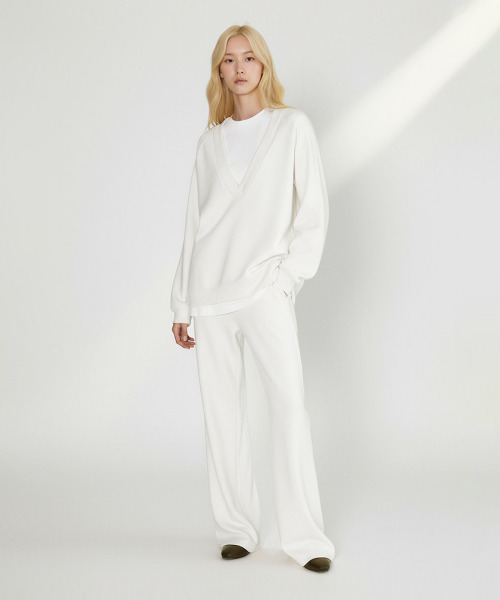 BUTTON SEOUL（ボタンソウル）の「[ウィメンズ] スリムラインVネックルーズトップ (2 COLORS)（ニット/セーター・レディース・ブラック/アイボリー・SMALL/MEDIUM/LARGE）」の7枚目の写真