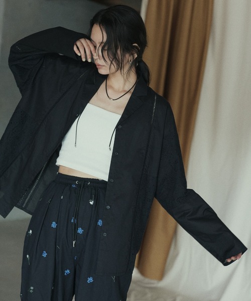  hellam（へラム）の「刺繍レースオープンカラーシャツ（シャツ/ブラウス・レディース・ブラック/ホワイト・FREE）」の2枚目の写真