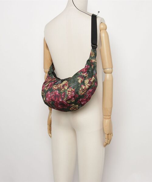 GREGORY(グレゴリー)の「ラフィンバッグL LAUGHING BAG L ボタニカルタペストリー(ショルダーバッグ・メンズ・レッド系その他・ONE SIZE)」の2枚目の写真
