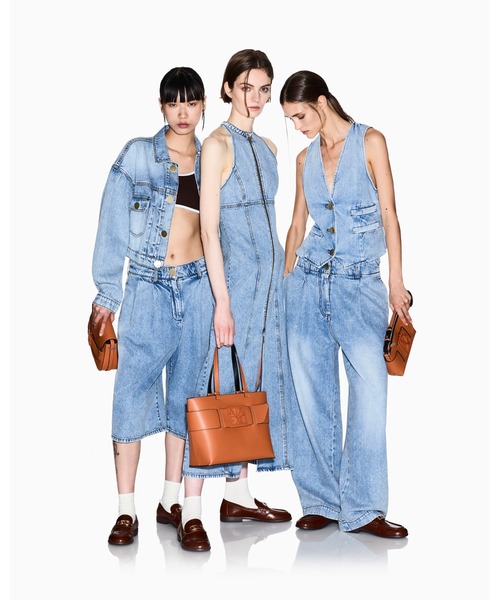 ARMANI EXCHANGE(アルマーニエクスチェンジ)の「【A|X アルマーニ エクスチェンジ】ライトブルーデニム バルミューダパンツ(デニムパンツ・レディース・インディゴブルー・6/4/2/0)」の4枚目の写真