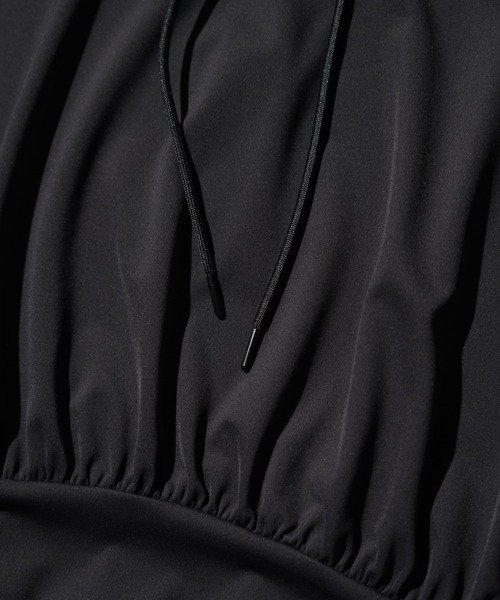 TAION(タイオン)の「TAION / タイオン BASIC SPORTS UV DRY RASH GUARD SHORT PARKA (TAION-W106STRGBS) ラッシュガード ショート丈 プルオーバーパーカー(パーカー・レディース・ブラック・MEDIUM/LARGE/X-LARGE)」の5枚目の写真