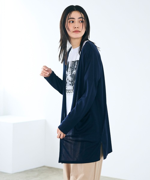 CROSS FUNCTION（クロスファンクション）の「《洗える》エブ楽 シアーVネックミドルカーディガン【CROSS FUNCTION/クロスファンクション】（カーディガン/ボレロ・レディース・ブラック/オフホワイト/ネイビー/ライトグレー・M/L/LL）」の4枚目の写真